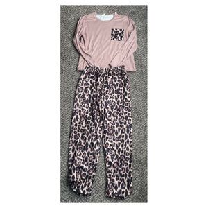 **~** BRAND NEW LADIES LEOPARD COZY PAJAMAS SET**~**